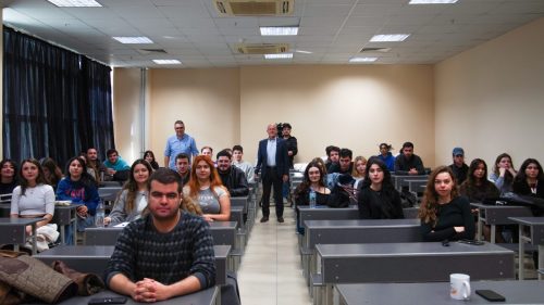 Radyo Yapımcı Ali Güngör ve Ege Üniversitesi İletişim Fakültesi Radyo TV Sinema Bölümü Öğrencileri